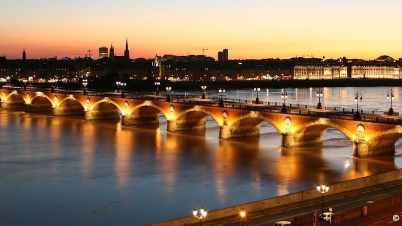 Le célèbre Pont de Pierre, sur la Garonne, sera un passage obligé pour les coureurs.