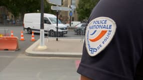 Un policier à Paris, à l'approche des JO 2024. 