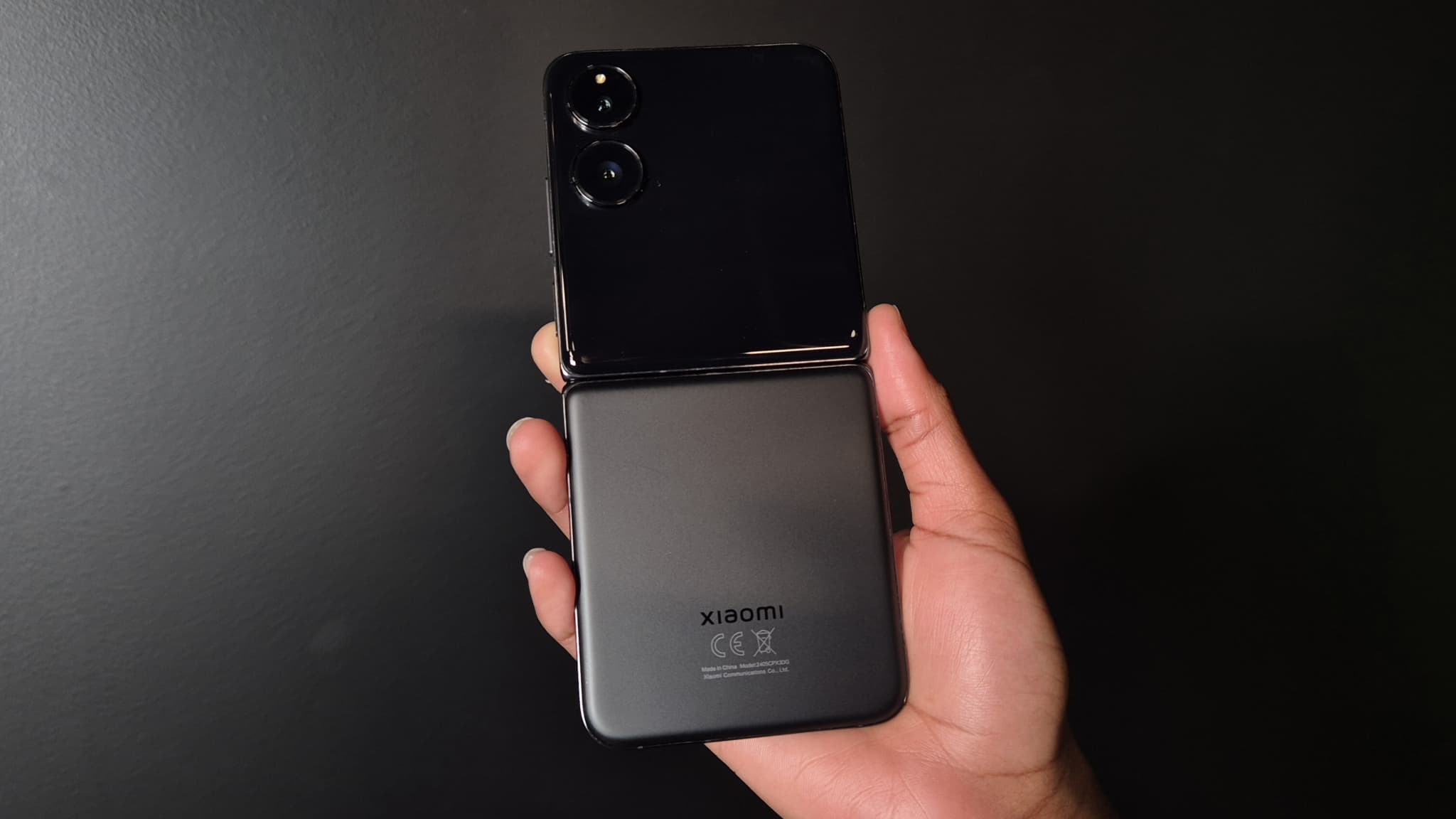 Le dos du Xiaomi Mix Flip est sensible aux traces de doigts.