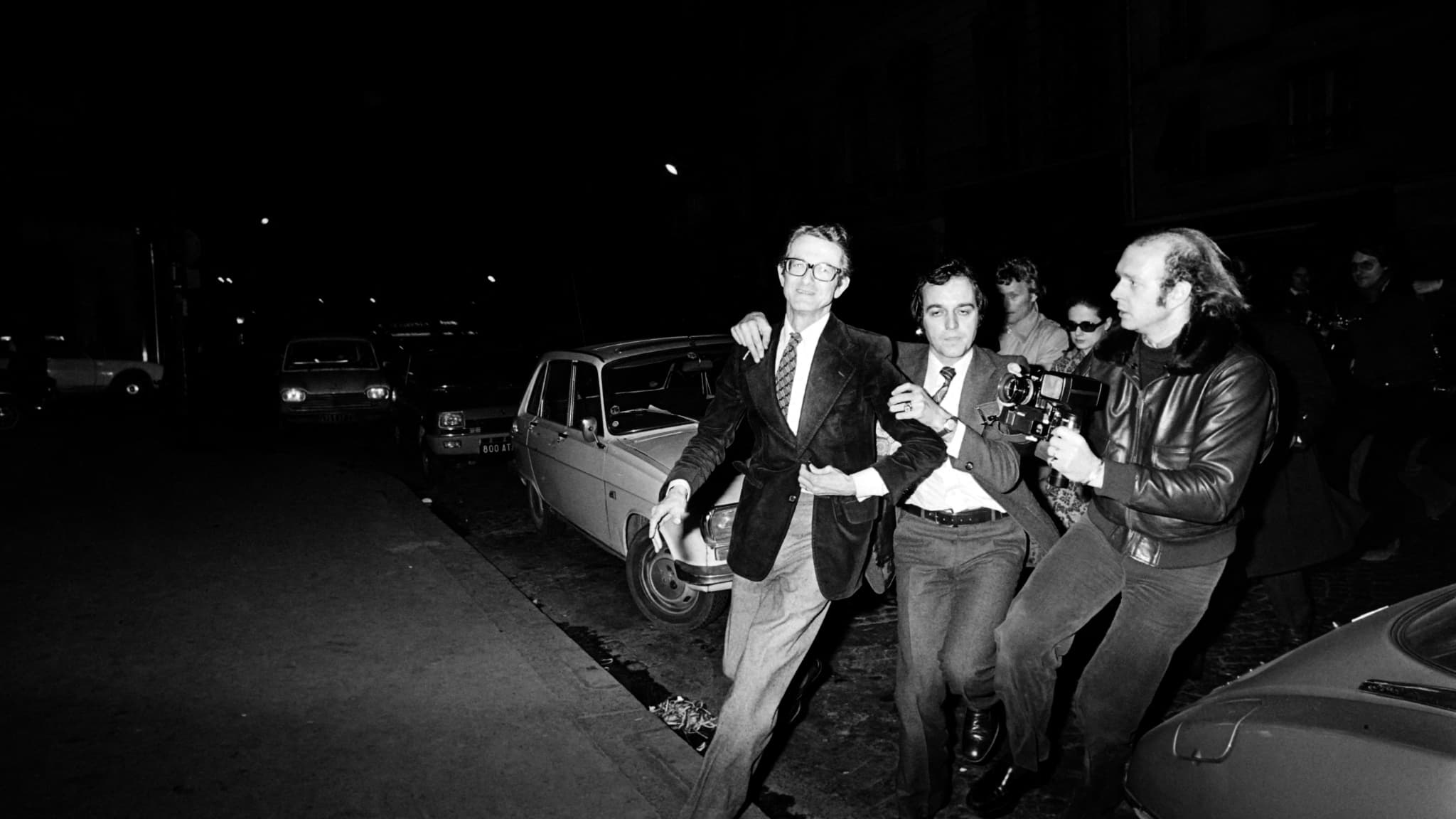 Le PDG de Phonogram, Louis Hazan, suivi de son épouse, rejoint son domicile à Paris à sa libération, le 7 janvier 1976, après avoir été enlevé dans une villa de Tremblay-lès-Villages.
AFP