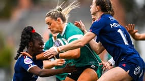 Marine Ménager et Nassira Kondee face à Stacey Flood, au Tournoi des 6 nations 2025, dans un match entre la France et l'Irlande, à Belfast. 