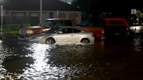 Des voitures dans une rue inondée en raison de l'ouragan Idalia à St Petersburg, en Floride, le 30 août 2023