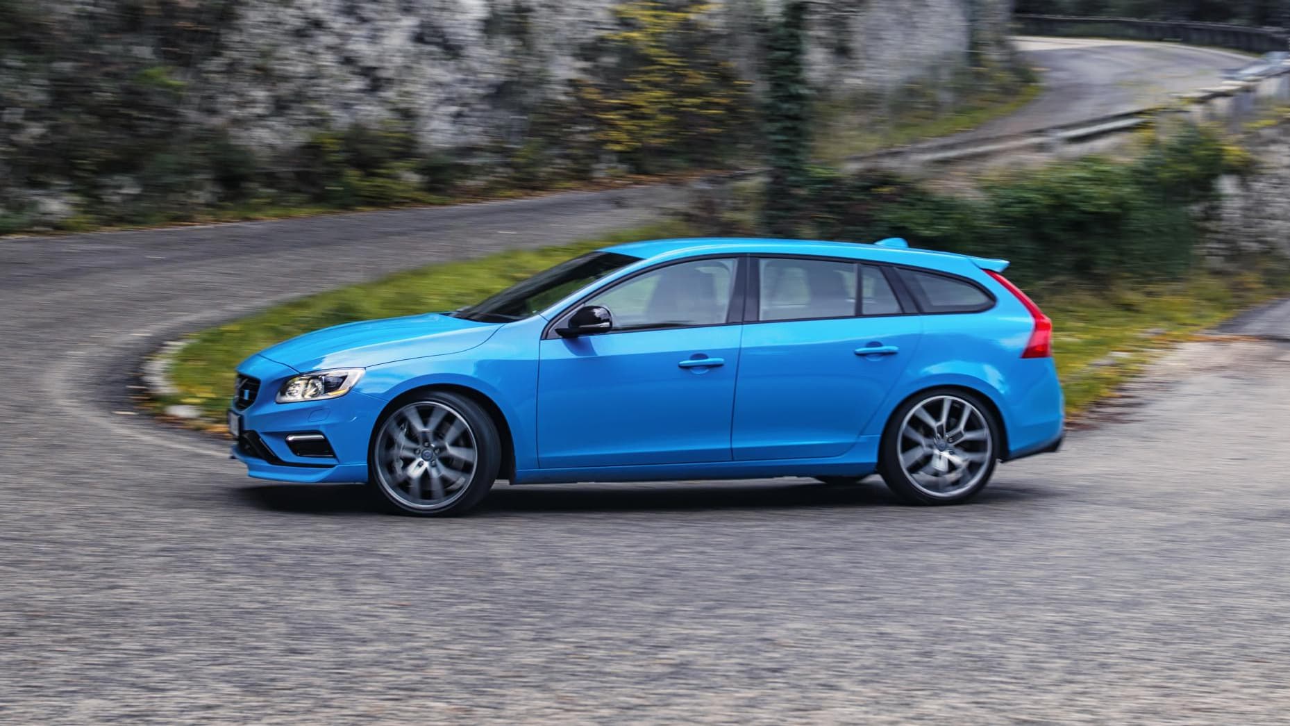 Baisse de couple, mais moteur plus puissant pour la V60 Polestar, passant de 354 ch à 367ch.