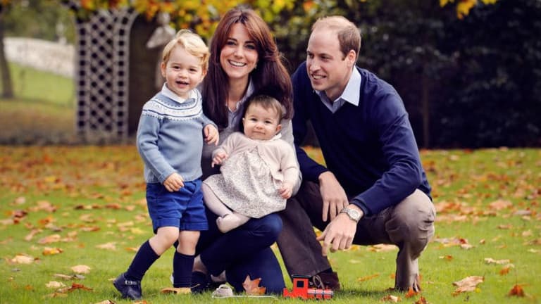 Kate et William aux côtés de leurs deux enfants, le prince George et la princesse Charlotte.