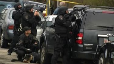 Policiers dans le quartier de Watertown, à l'ouest de Boston, vendredi 19 avril.