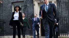 Boris Johnson et son influente collaboratrice Munira Mirza, le 15 décembre 2020.