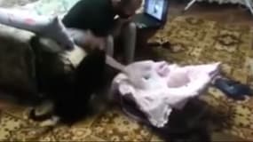 Un chat attaque un homme pour protéger un bébé.