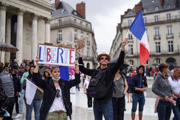 Des manifestants contre le pass sanitaire à Nantes, le 24 juillet 2021. Des manifestants contre le pass sanitaire à Nantes, le 24 juillet 2021.