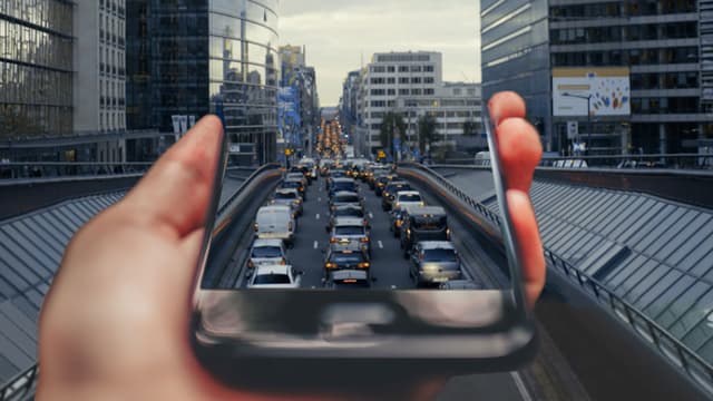 L'ONG relie la hausse des niveaux de CO2 avec l'augmentation de la flotte des VTC en France et à Londres ces dernières années.