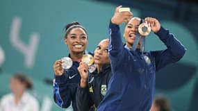 Jordan Chiles sur le podium avec sa médaille de bronze devant Rebeca Andrade et Simone Biles