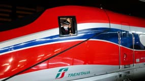 Un train Frecciarossa de la compagnie italienne Trenitalia, en gare de Lyon à Paris, le 18 décembre 2021, avant son départ pour Lyon, première escale avant de rejoindre notamment Turin et Milan