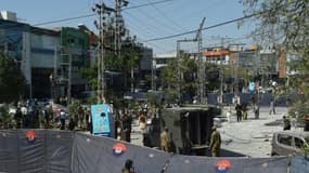 Des forces de sécurité sur les lieux d'un attentat à la bombe, le 23 février 2017 à Lahore, au Pakistan