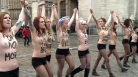 Les Femen, seins nus, devant Notre-Dame de Paris.