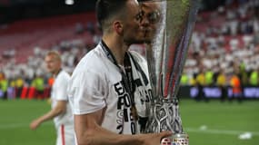 Filip Kostic, vainqueur de la Ligue Europa, est élu meilleur joueur de la compétition. 