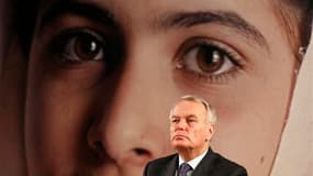 Au siège de l'Unesco, à Paris, Jean-Marc Ayrault a rendu hommage lundi à une jeune Pakistanaise de 15 ans blessée par balles par des taliban pour avoir plaidé en faveur du droit des femmes à l'éducation. /Photo prise le 10 décembre 2012/REUTERS/Charles Pl