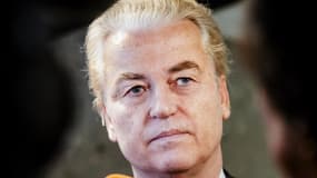 Geert Wilders (PVV) s'adresse à la presse alors qu'il arrive au débat sur le rapport final de l'informateur Ronald Plasterk, à La Haye, le 14 février 2024. 