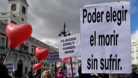 Manifestation en faveur d'une loi légalisant l'euthanasie à Madrid, en Espagne, le 18 mars 2021.