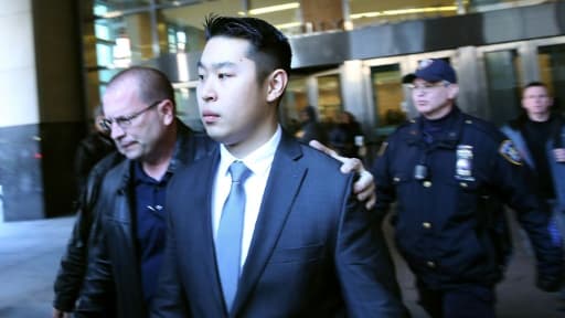 L'officier de police Peter Liang sort du tribunal le 11 février 2015 à New-York L'officier de police Peter Liang sort du tribunal le 11 février 2015 à New-York