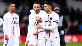 Kylian Mbappé et Achraf Hakimi après la victoire du PSG, le 6 février 2022