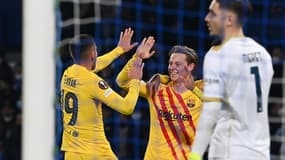 La joie du milieu de terrain néerlandais du FC Barcelone Frenkie De Jong (c), après avoir marqu2 le 2e but face à Naples, lors du match de barrages retour de la Ligue Europa, le 24 février 2022 au Stade Diego Armando Maradona