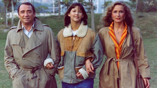 Sophie Marceau entourée de Claude Brasseur et Brigitte Fossey dans La Boum 2.