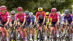 Le peloton du Tour de France féminin lors de la 2e étape, le 27 juillet 2025