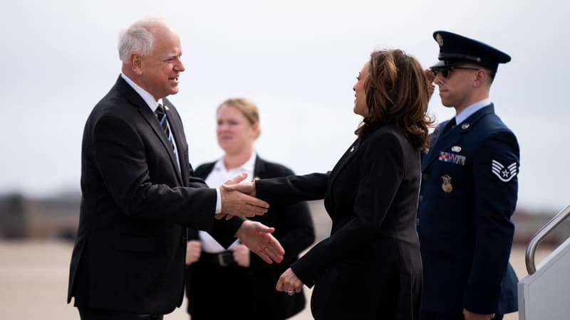 Le gouverneur du Minnesota, Tim Walz, accueille la vice-présidente des États-Unis, Kamala Harris, à son arrivée à l'aéroport international de Minneapolis-St. Paul à Saint Paul, Minnesota, le 14 mars 2024.