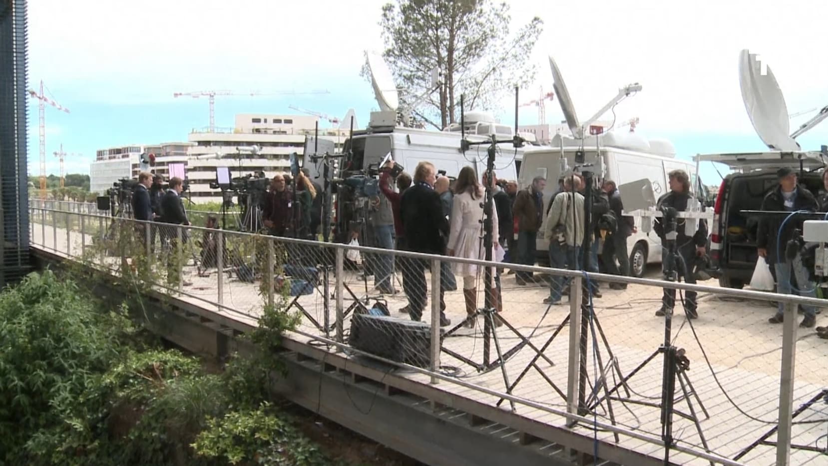 Des journalistes place Georges-Frêche avant le mariage de Vincent Autin et Bruno Boileau le 29 mai 2013 à Montpellier Des journalistes place Georges-Frêche avant le mariage de Vincent Autin et Bruno Boileau le 29 mai 2013 à Montpellier
