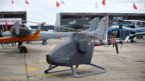 Des drones turcs sont exposés au salon international aéronautique et de l'espace à l'aéroport de Paris-Le Bourget, le 18 juin 2023