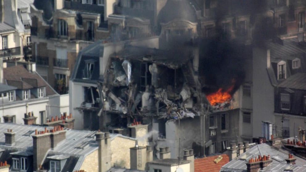 Incendie après une explosion au gaz, à Paris (6e), le 1er avril 2016