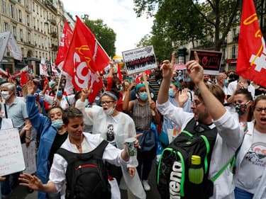 Des manifestants dans le cortège pour l'hôpital public à Paris, ce mardi 14 juillet 2020.