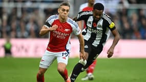 Leandro Trossard devant Joe Willock, à Newcastle le 2 novembre 2024