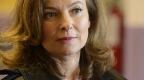 Le sénateur maire socialiste de Dijon, François Rebsamen, invite Valérie Trierweiler à la réserve après son message de soutien à l'adversaire de Ségolène Royal à la législative de La Rochelle. Le député PS de Seine-Saint-Denis, Claude Bartolone, y voit lu