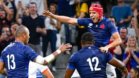 Gael Fickou et Jonathan Danty félicitent Louis Bielle-Biarrey lors de France-Namibie au Mondial 2023