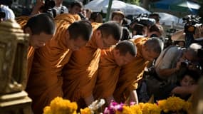 Le sanctuaire Erawan dans le centre de Bangkok a rouvert ses portes le 19 août 2015 et des moines bouddhistes sont venus rendre hommage aux victimes de l'attentat qui a fait 20 morts lundi