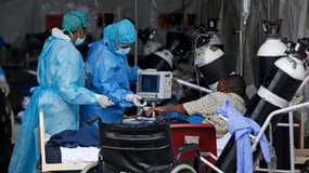 Un patient attend dans la zone réservée au cas possible de Covid-19, à l'hôpital de Pretoria, en Afrique du Sud, le 11 janvier 2021.