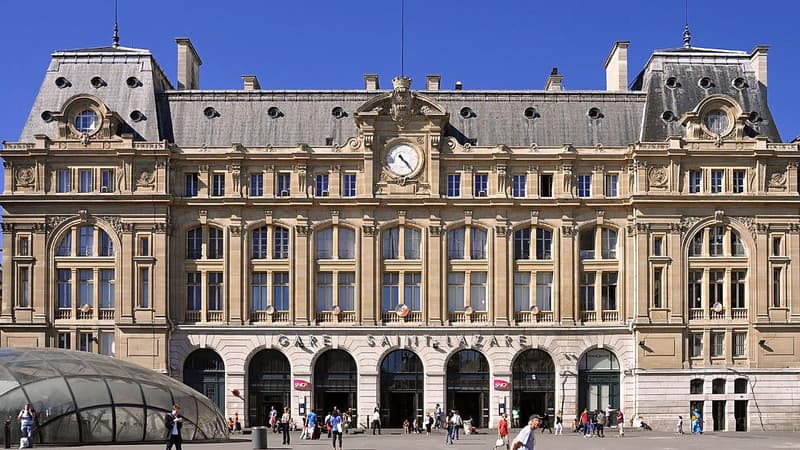 La façade de la Gare Saint-Lazare à Paris.