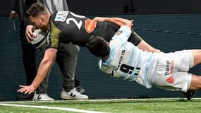Le demi de mêlée néo-zélandais de La Rochelle Tawera Kerr-Barlo (g) marque un essai malgré le retour du demi de mêlée du Racing Nolann Le Garrec, le 7 février 2021 à La Défense Arena de Nanterre  