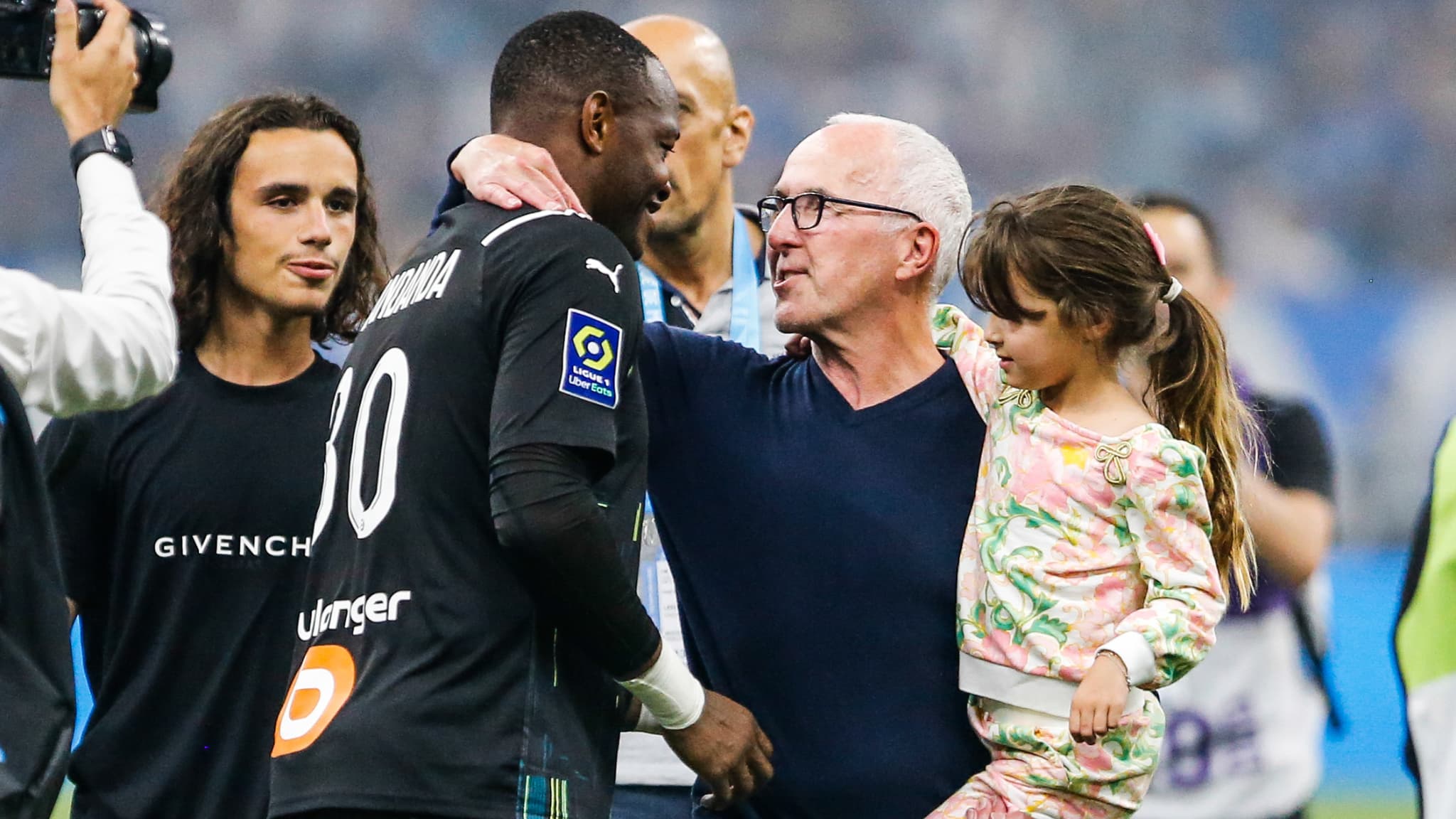Le président de l'OM Frank McCourt salue Steve Mandanda, le 21 mai 2022 Le président de l'OM Frank McCourt salue Steve Mandanda, le 21 mai 2022