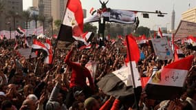 Des dizaines de milliers d'Egyptiens réclamant un régime civil ont envahi vendredi la place Tahrir au Caire pour une journée "de la dernière chance", après une semaine de violences qui ont fait 41 morts. La manifestation a coïncidé avec la nomination de K