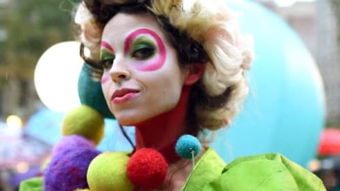 Un membre du Cirque du soleil le 22 octobre 2014 à New York