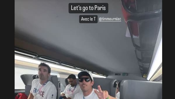 Lauriane Nolot et les membres de l'équipe de France de voile dans le train en direction de Paris pour la cérémonie d'ouverture, le 26 juillet 2024
