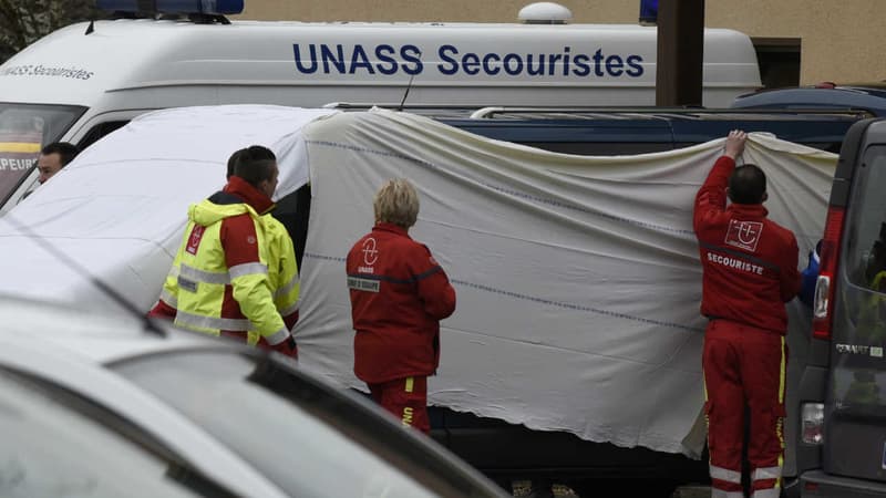 Les secours transfèrent les corps des 12 victimes d'un accident de la route dans l'Allier, le 25 mars 2016.