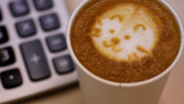 La pause café est un moment propice pour créer du lien entre collègues.
