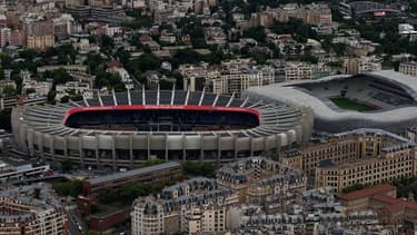 Surplombant le périphérique parisien, le Parc des Princes (à gauche, à côté du stade Jean Bouin, à droite) est situé à la limite du 16e arrondissement et de la ville de Boulogne-Billancourt , dans les Hauts-de-Seine.