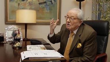 Jean-Marie Le Pen dans les locaux du nouveau siège du Front national à Nanterre, en région parisienne. L'ex-président du FN a annoncé que "Le Paquebot", l'ancien siège du parti d'extrême droite à Saint-Cloud, près de Paris, avait enfin été vendu. Cette op