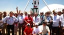 Les mineurs chiliens posent devant la nacelle qui les a sortis de leur mine