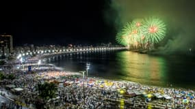 Le feu d'artifice du Nouvel An sur la plage de Copacabana à Rio de Janeiro, le 1er janvier 2022