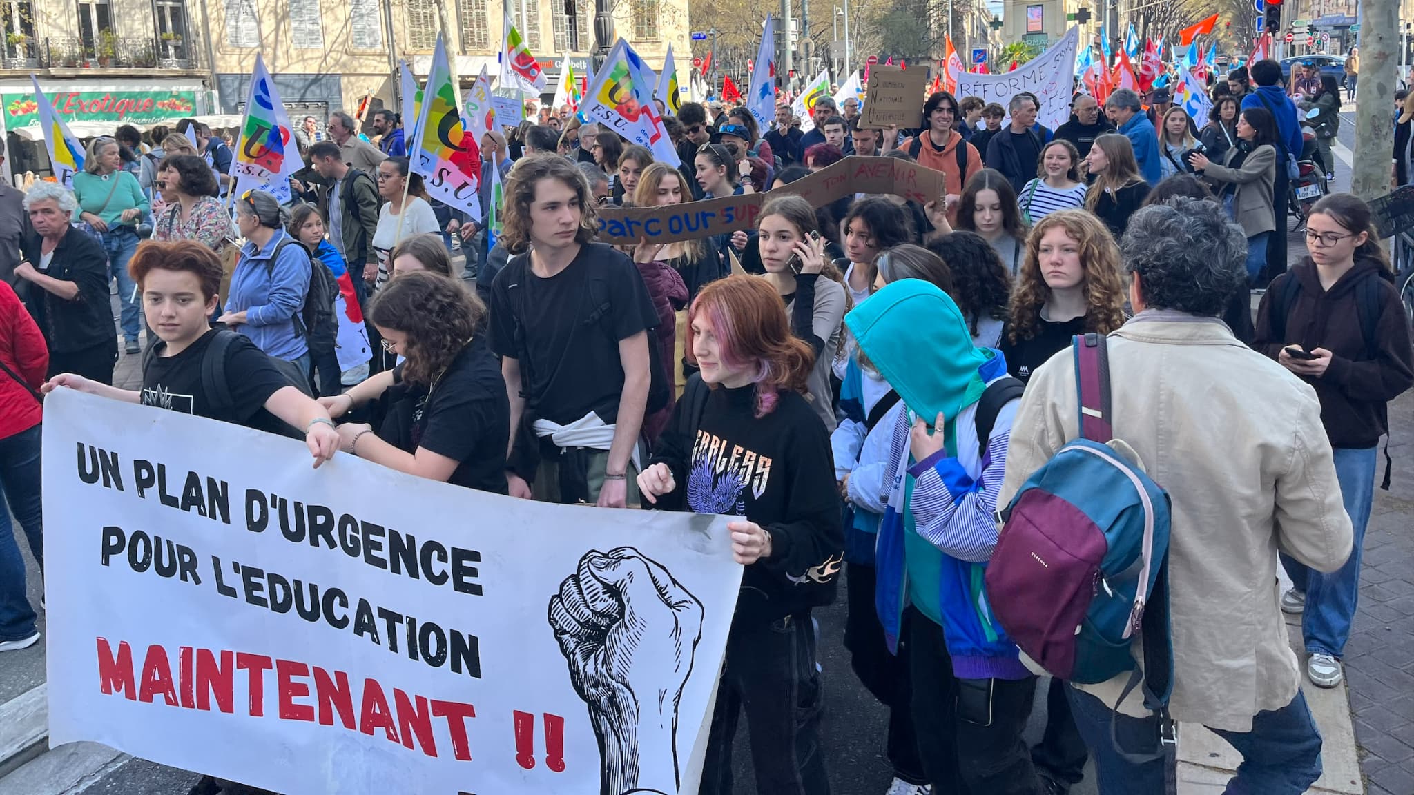 Un rassemblement soutien en ce moment, même sur la Canebière à Marseille.