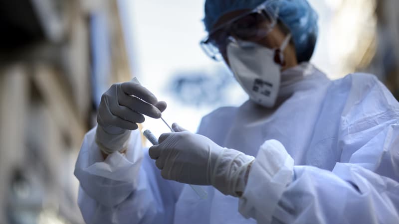 Un biologiste avec un échantillon d'un test de dépistage de coronavirus, à Neuilly-sur-Seine le 22 avril 2020